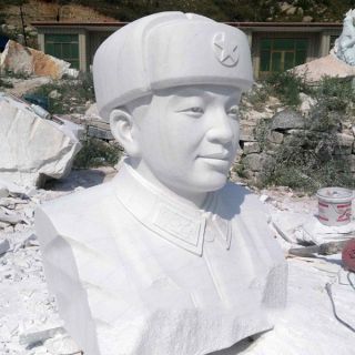 雷锋雕塑和雷锋精神的简单介绍