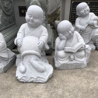 石雕小沙弥_汉白玉大理石可爱小和尚