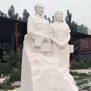 周恩来与邓颖超夫妇石雕景观像