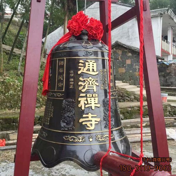 通济禅寺悬挂铜钟雕塑