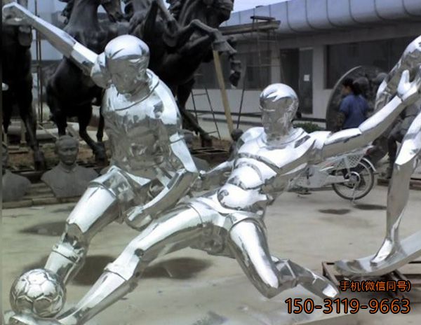 踢足球的不锈钢人物雕塑