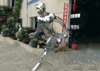 不锈钢人物雕塑的艺术特点