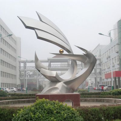 雕塑地球仪与校园环境可以完美融合