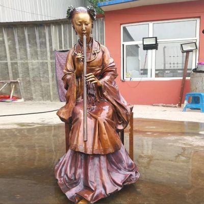 吹箫的古代仕女铜雕像