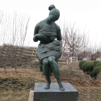 哺育的母亲铜雕像
