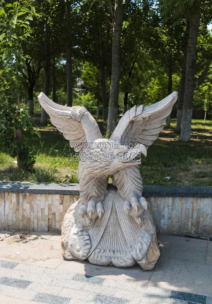 展翅的老鹰石雕雕塑