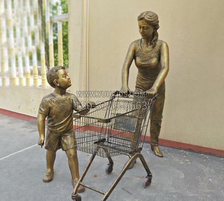 铜雕推购物车的母子雕塑