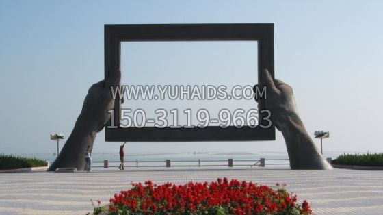手拿相框公园景观铜雕雕塑