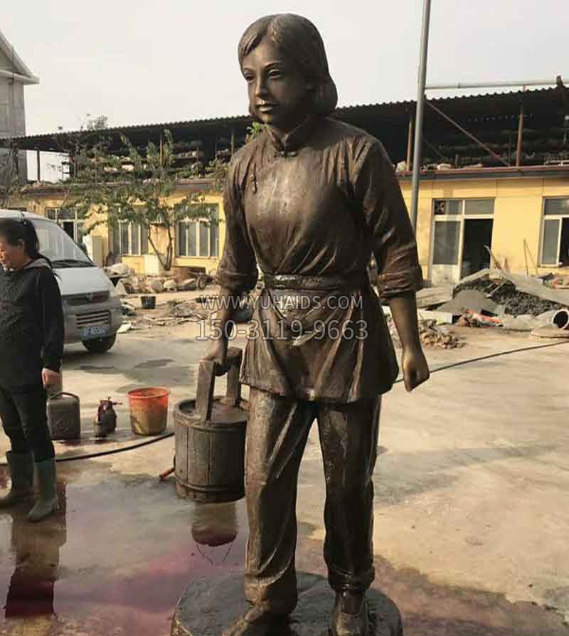 提水桶的妇女铜雕雕塑