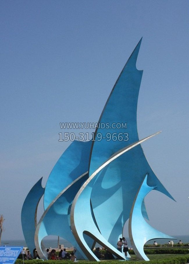 海边不锈钢飞翔的海鸥雕塑