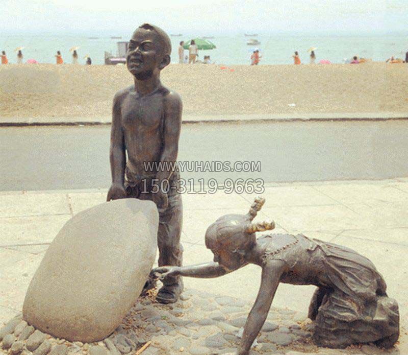 海边抬石头的小孩景观铜雕雕塑