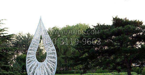 公园不锈钢倒着的水滴雕塑