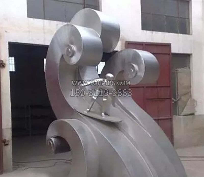 不锈钢滑雪雕塑