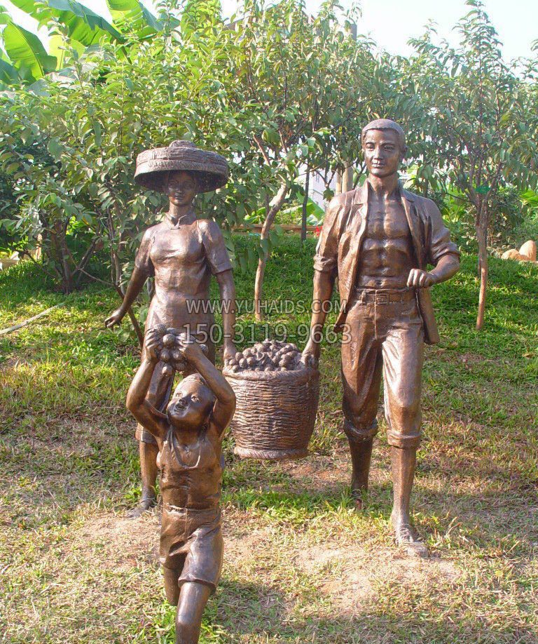 公园收葡萄的一家三口小品铜雕雕塑