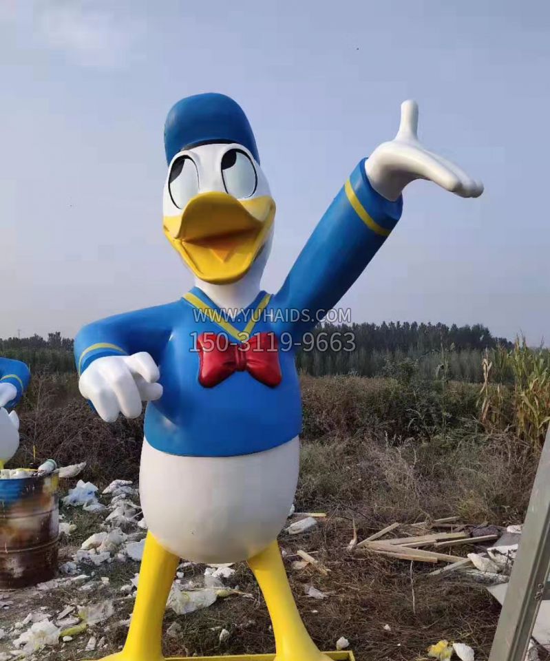 玻璃钢卡通唐老鸭雕塑