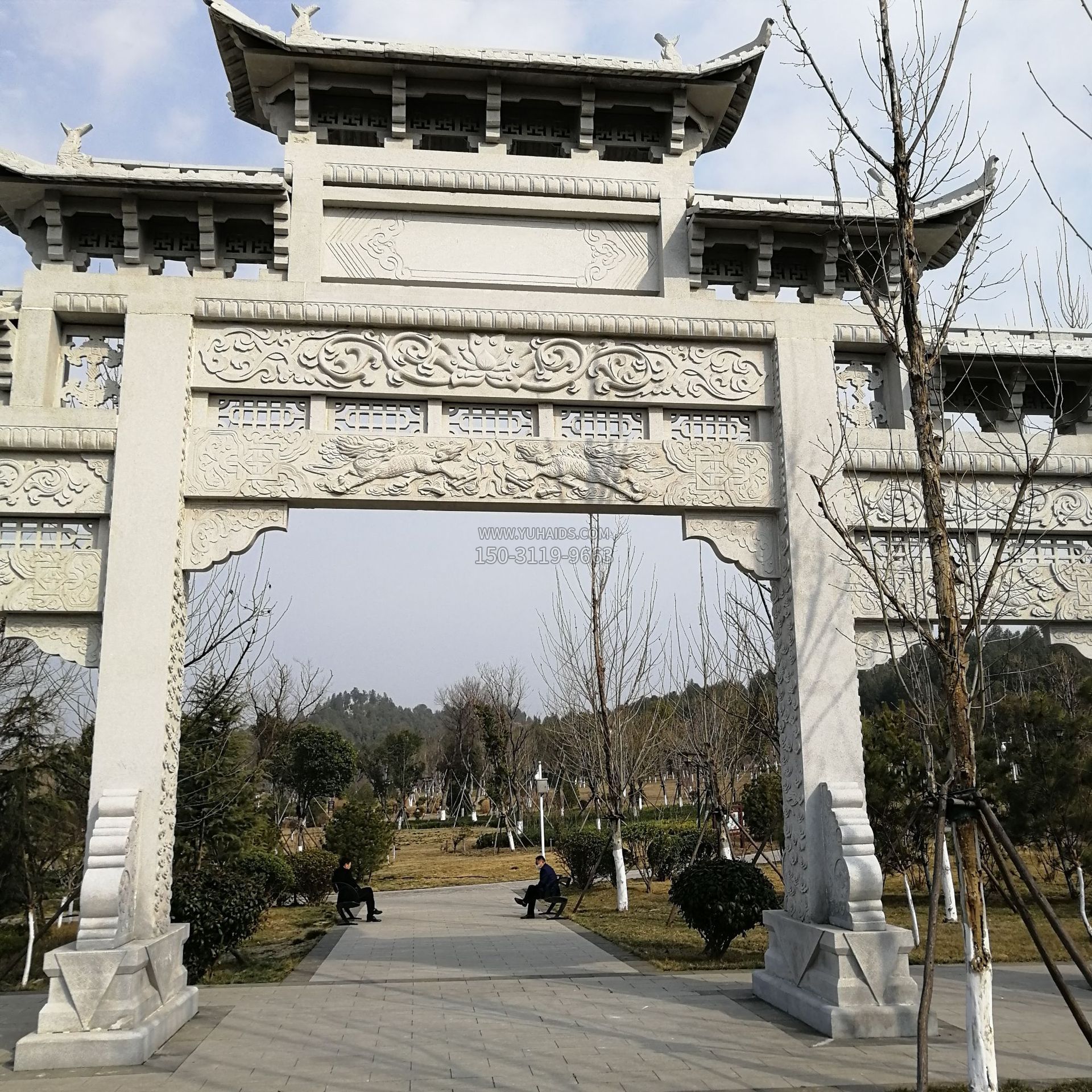 八脚牌坊上的狮子雕像雕塑
