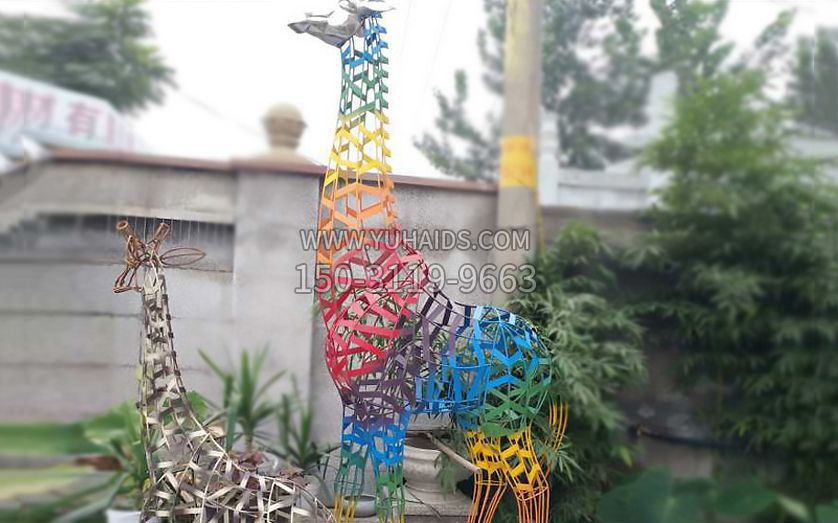 不锈钢彩色长颈鹿镂空雕塑