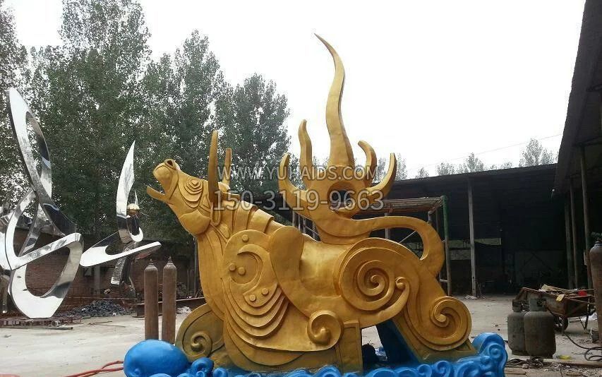 不锈钢金牛卧波雕塑