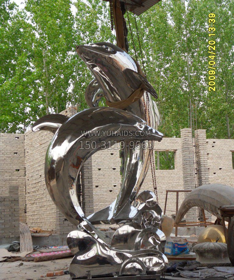 不锈钢铁艺镂空亲吻长颈鹿雕塑公园园林景观动物摆件