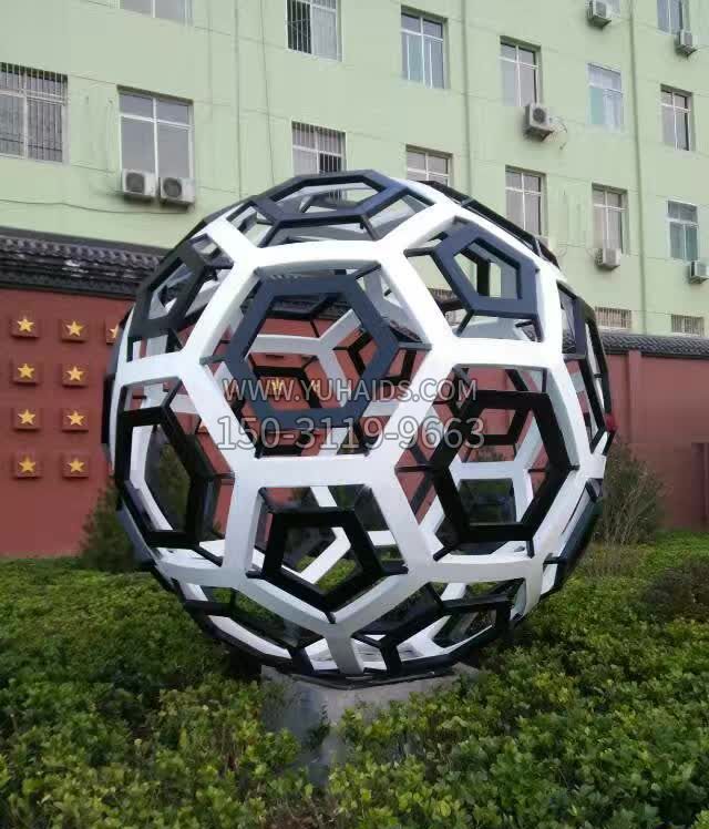 不锈钢校园足球雕塑