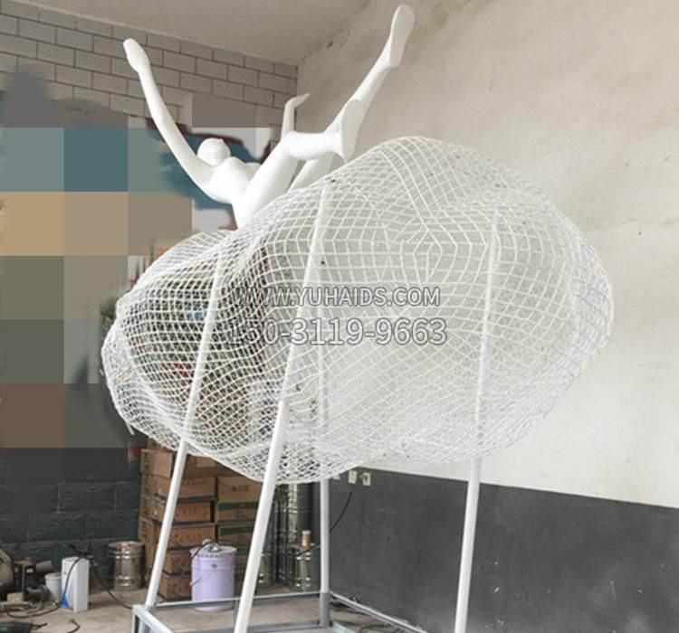 不锈钢云朵人物雕塑