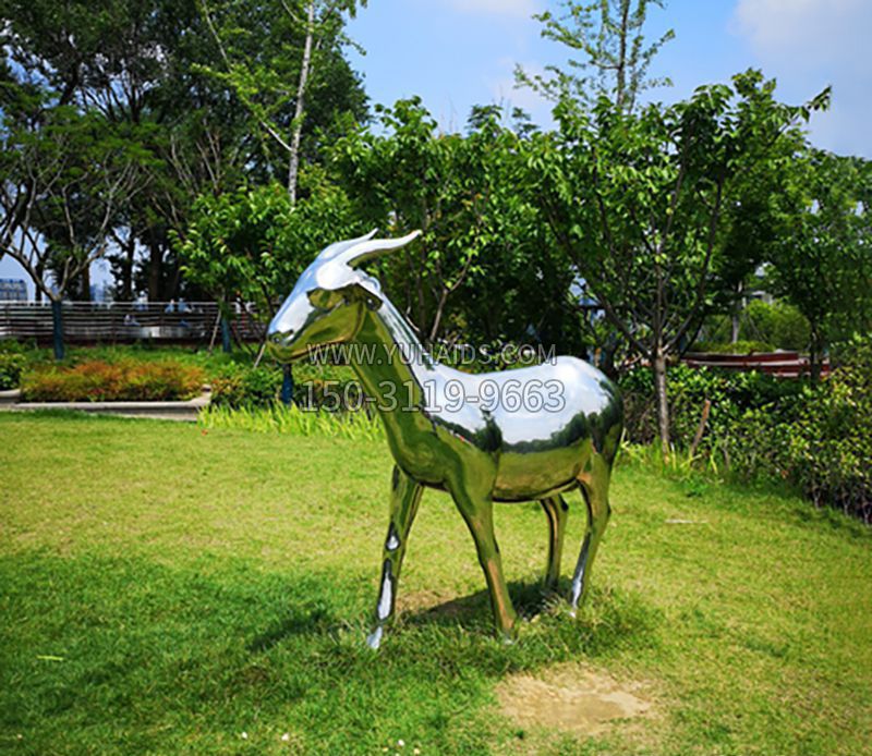草地羊雕塑