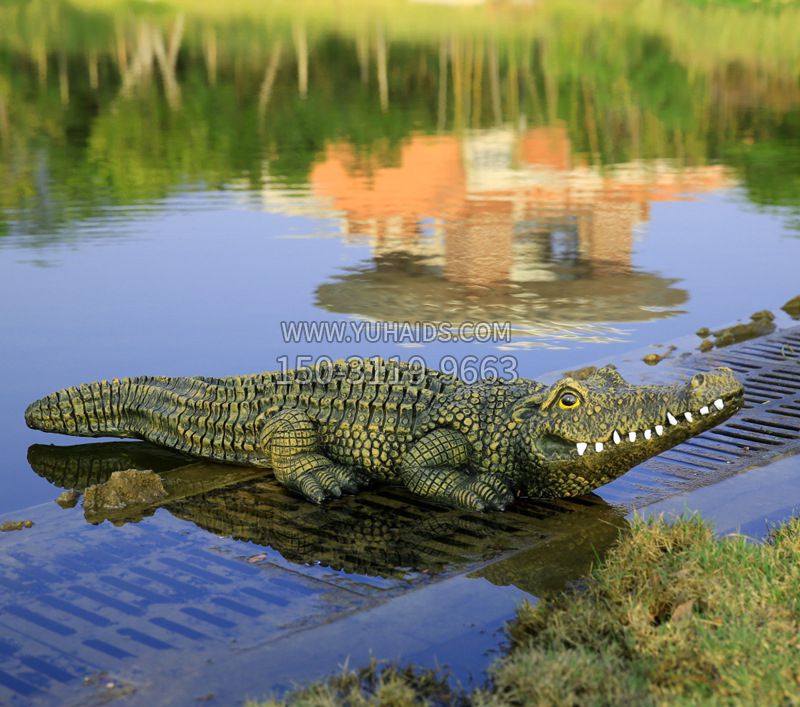 池塘水池仿真大鳄鱼雕塑玻璃钢园林水景草丛动物摆件