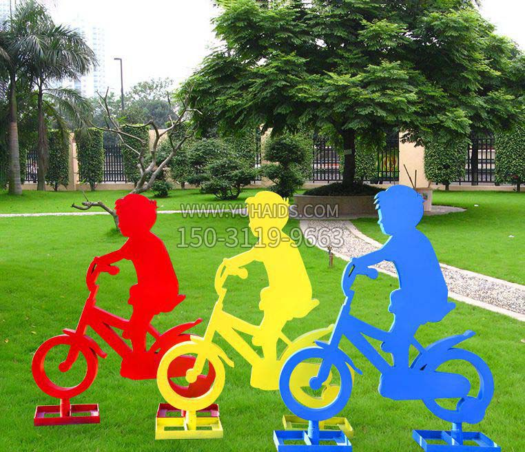 抽象男孩骑单车雕塑
