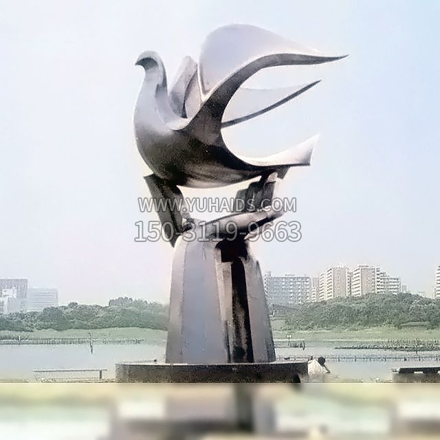雕像上面站一只鸽子雕塑