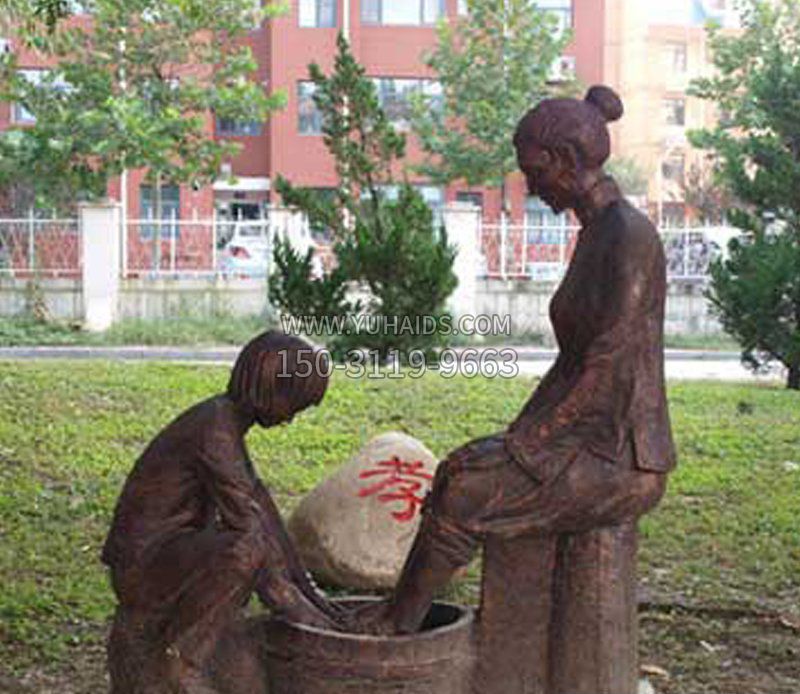 给妈妈洗脚人物公园景观玻璃钢仿铜摆件雕塑
