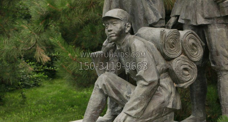 公园背着被子的八路军人物铜雕雕塑