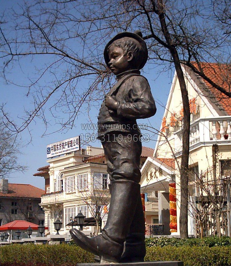 公园穿靴子的小男孩人物铜雕雕塑