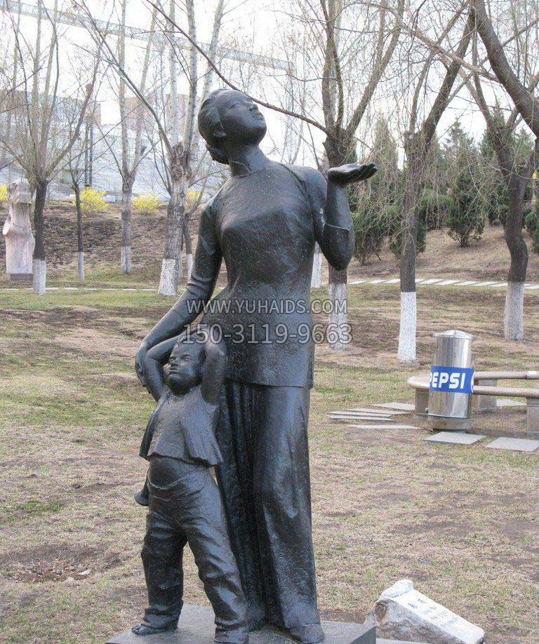 公园春雨人物铜雕雕塑