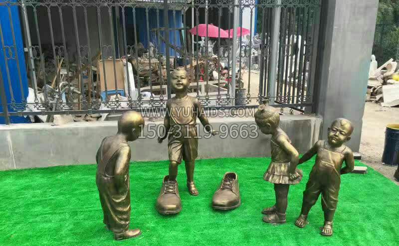 公园穿大鞋的儿童铜雕雕塑