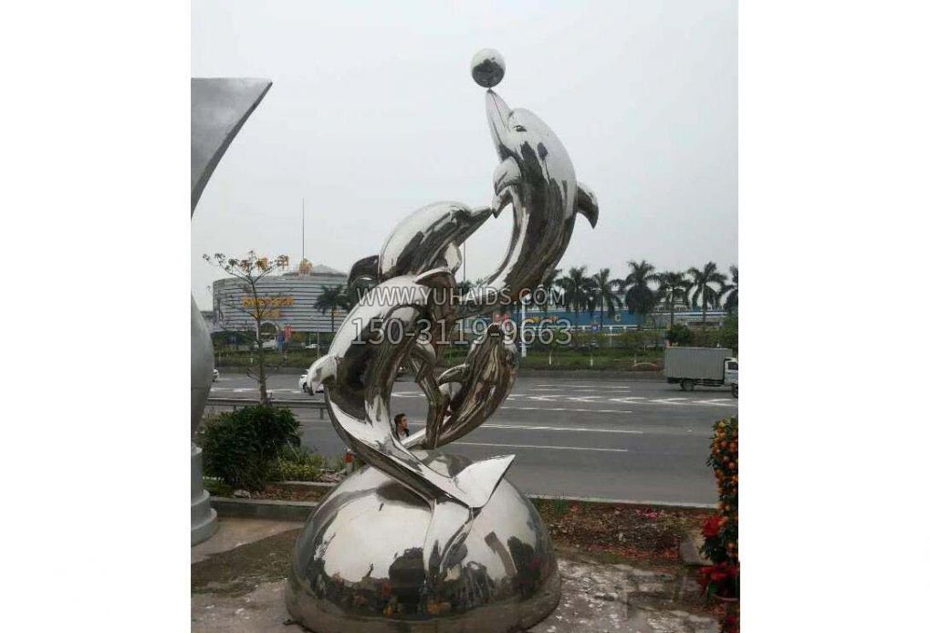 公园不锈钢顶球的海豚雕塑