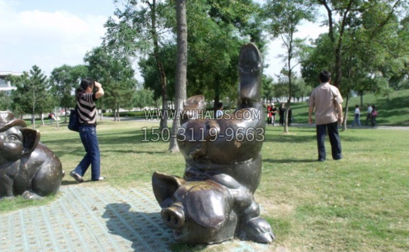 公园倒立的猪动物铜雕雕塑