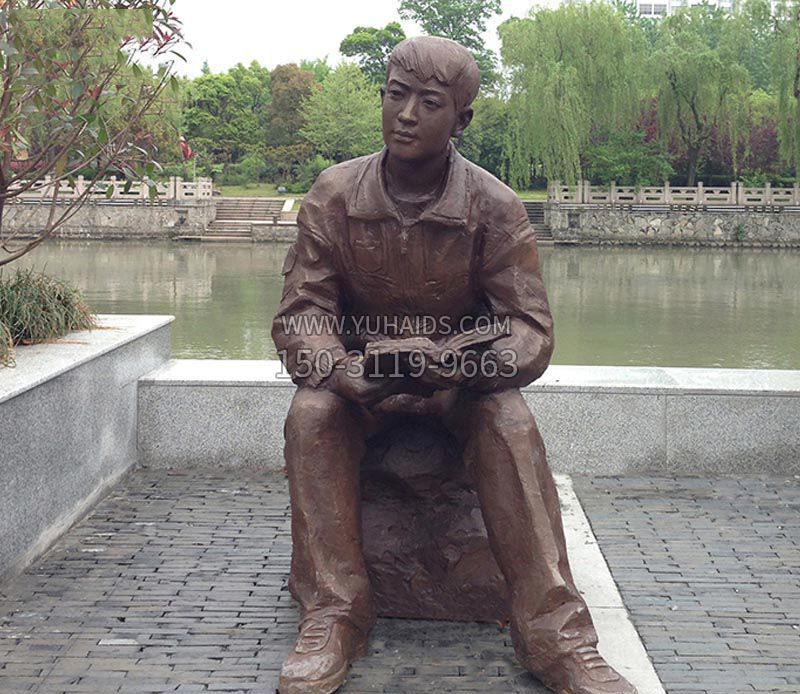 公园看书的男人铜雕 
