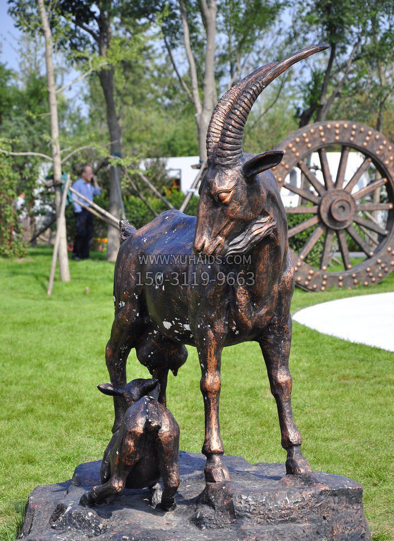 公园羊羔跪乳山羊铜雕雕塑
