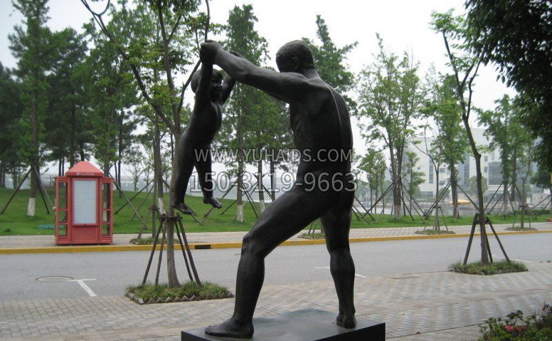公园玩耍的父子人物铜雕雕塑