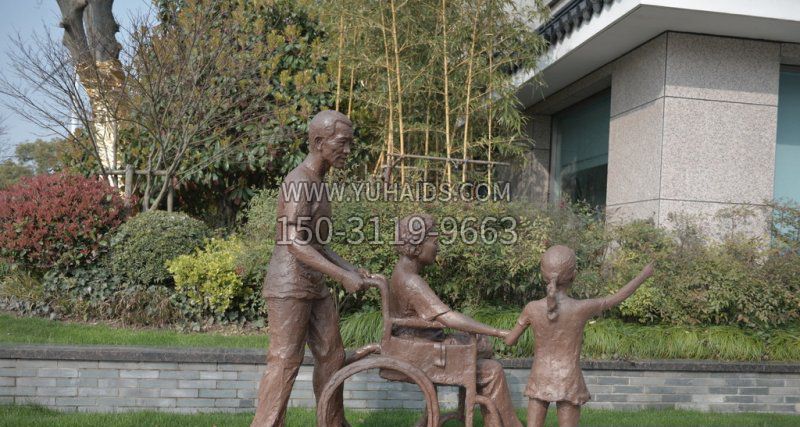 公园推着轮椅的人物小品铜雕雕塑