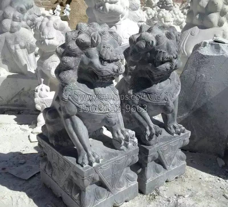古代青石狮子雕塑