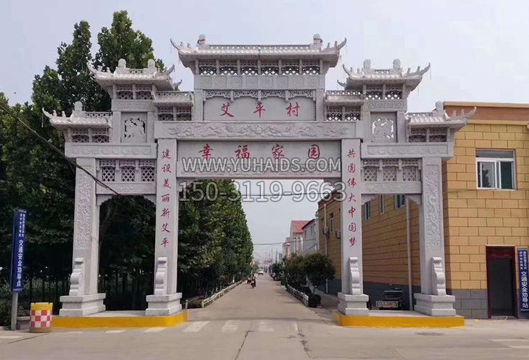 古代牌坊上石雕鱼雕塑