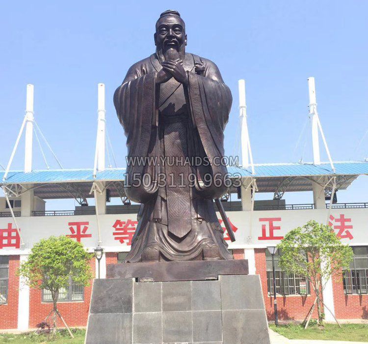 广场孔子雕塑