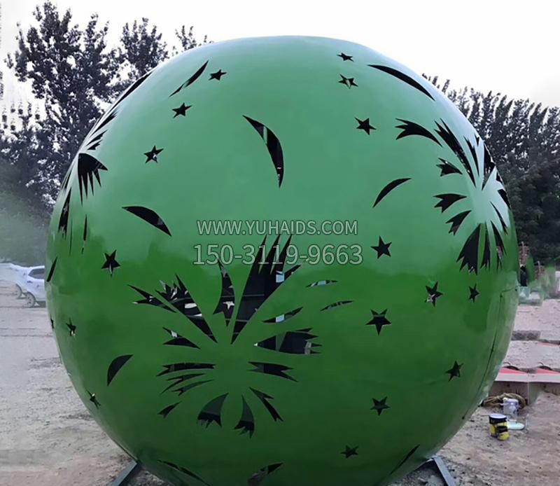 广场绿色不锈钢镂空球景观雕塑