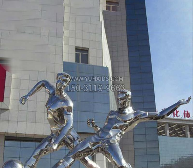 广场不锈钢踢足球运动雕塑