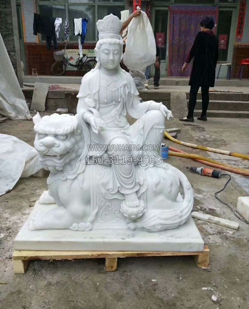 汉白玉乘狮子的文殊菩萨雕塑