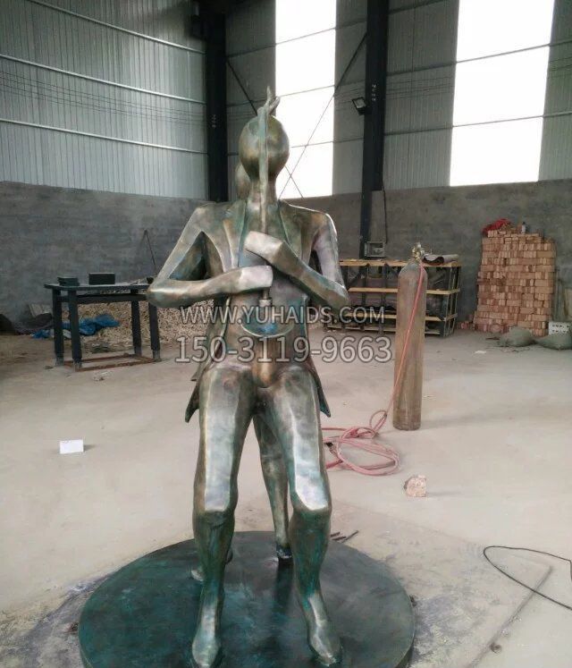 广场演奏抽象人物铜雕雕塑