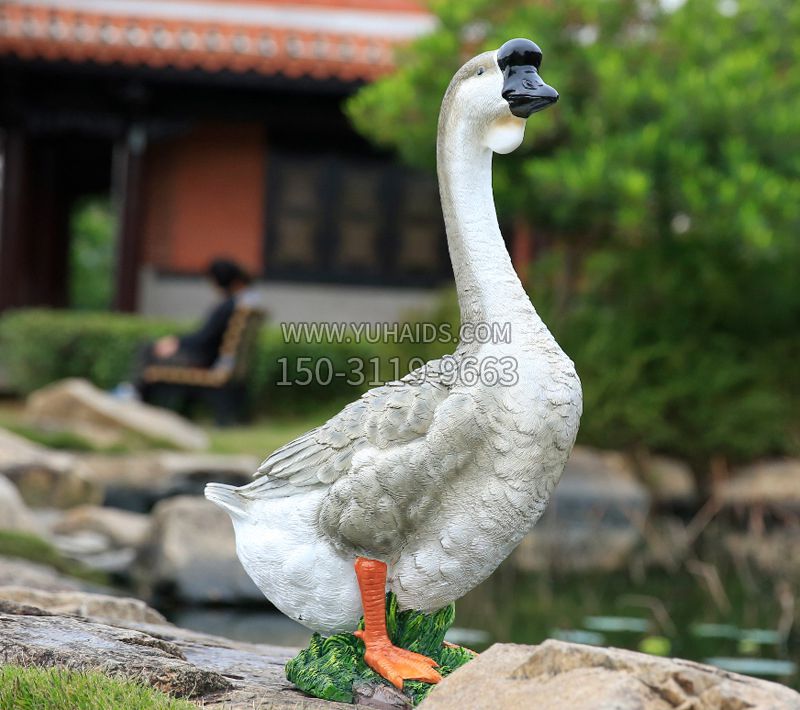 灰褐色不展翅仿真大鹅雕塑