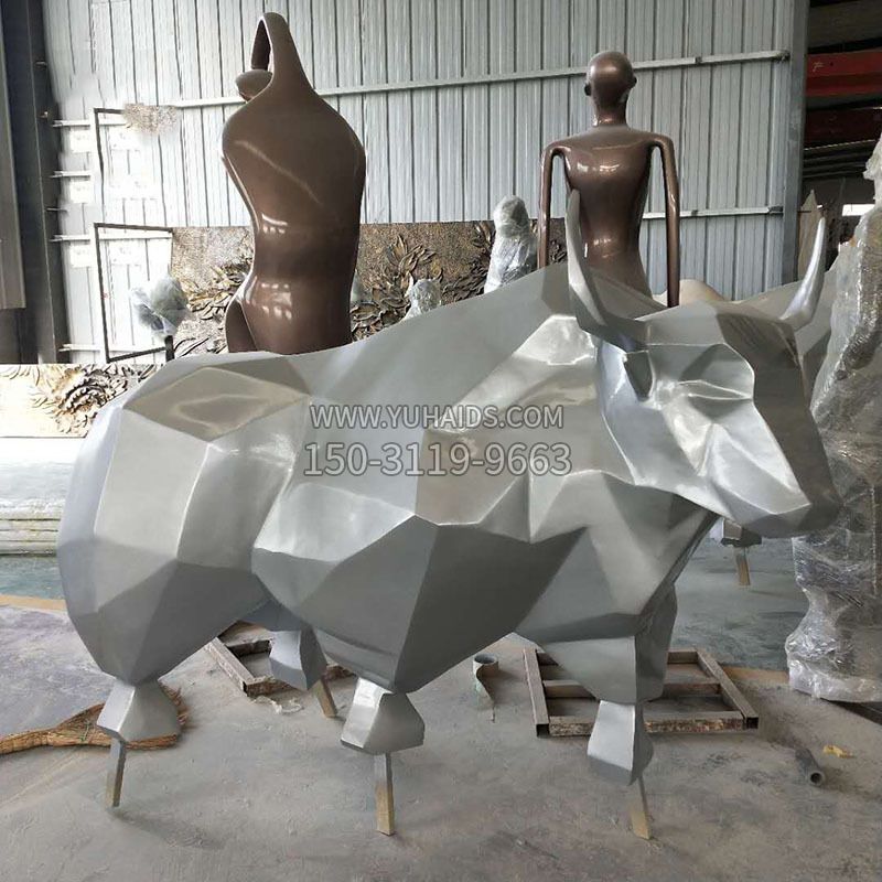 几何块状抽象牛雕塑
