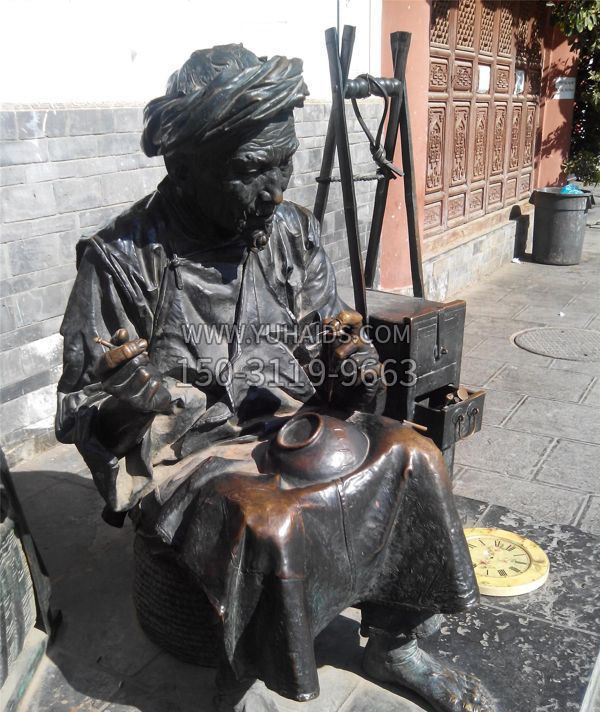 街头修补瓷器的人物小品铜雕雕塑